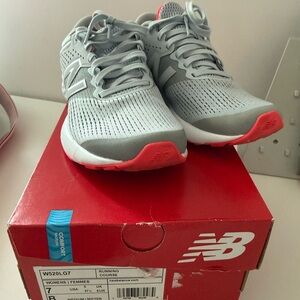 New Balance Women's Light Gray Running Shoes size 7
